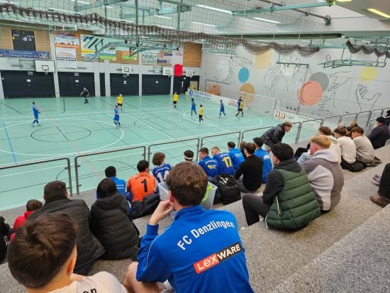 Hallenturnier-Stimmung beim FC Denzlingen, Fans und Nachwuchs auf der Tribüne
